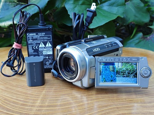 671522234o824 canon ivis hg10 - canon,
